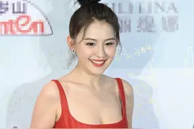 热依扎的美很有韵味，一袭大方领红裙配丸子头，优雅风情有女人味图片