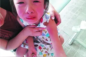 4岁女孩被蜜蜂蛰了，妈妈的“两个动作”救了娃，夏季带娃要小心图片