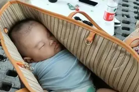 “最可怜宝宝”火了！父母携子外出嫌碍事，把娃装进手提包防丢图片