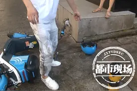 南昌一路口油污满地，不到半个小时，近10人摔倒图片