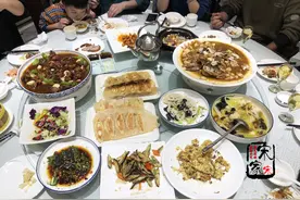 朋友聚会点了12道鲁菜，看到第5道菜，朋友惊讶：这也是鲁菜？图片
