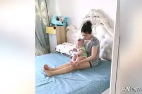 外婆带娃真的是太可爱，一直不停的吐槽，网友:萌娃怎么会被嫌弃图片