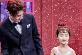 她是王一博唯一宠爱的女孩，短发撞脸“国际冰”穿粉鞋腿细成电棍图片