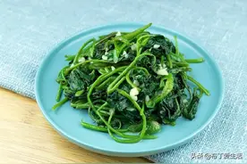 红薯尖被誉为“长寿菜”，好吃又营养，这样炒清香爽脆，简单易做图片