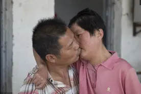泪目！浙江好丈夫抱着瘫痪妻子爱不释手，时常如初恋般当众亲吻图片
