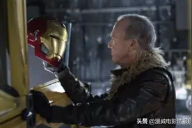 细数这些年漫威演员从片场“偷”走的道具，雷神就是个偷锤狂魔图片