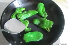 做虎皮青椒时，别直接放油，大厨教你1招，好吃不油腻，比肉还香图片