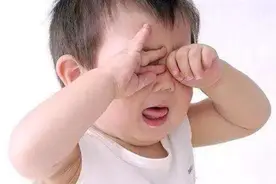 宝宝总是揉眼睛？可能是长“倒睫毛”了，教你如何处理这种情况视频封面