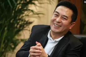 50岁张嘉译乘飞机被偶遇，网友：本人跟照片差距也太大了图片