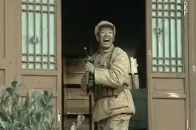 亮剑：同样是王有胜守仓库，老版没见过世面，新版面无表情图片