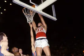 张伯伦身体天赋什么水平？生涯末期抗衡贾巴尔，身材比幼鲨大一圈图片