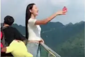 美女旅途在玻璃栈道自拍，被男游客撞了一下，意外令人难以承受图片