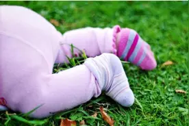 冬天到了，宝宝要穿袜子睡觉吗？这要看情况图片