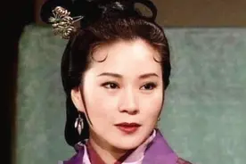 62岁“黄蓉”魏秋桦大快朵颐，美艳身材凹凸有致，却一生未婚未育图片