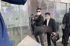 高云翔唐德案开庭，西装笔挺笑容满面回应：有你们在，当然有信心图片