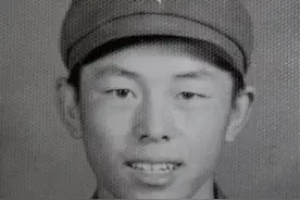 他牺牲25年后，弟弟来到墓前痛哭：我代表家人来看你了图片