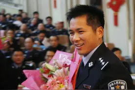 【致敬公安英雄】武汉市公安局特警支队谭纪雄：面对冰冷的枪口 他猛扑上去图片