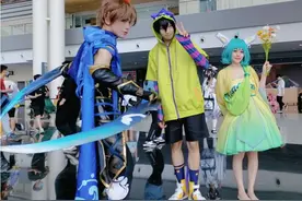 漫展又现甜蜜CP，重型蔡文姬登场，光脚满地跑不硌脚吗图片