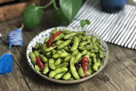 煮毛豆，有人加酒，有人加醋，都是多此一举，大厨教你正确做法图片