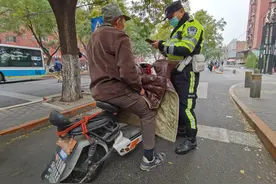 查至凌晨、值守劝阻，北京交警两日查处六千余起电动车违法行为图片
