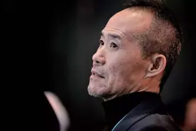 夜宵摊上一瓶啤酒，让王石拍屁股走人！冯仑：这才是大哥姿势图片