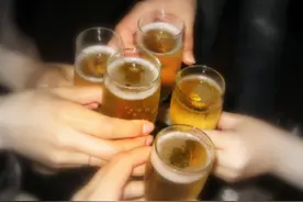 25岁程序员喝酒猝死，医生感叹：喝酒也分时间，这个时间别再喝酒图片