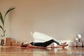 适合夏天晚上练习的一套瑜伽序列，疏通心经、养心安神图片