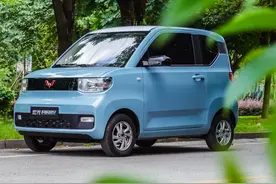 五菱的四轮电动车，可以坐4人，售价2万多，老头乐的寒冬要来了图片