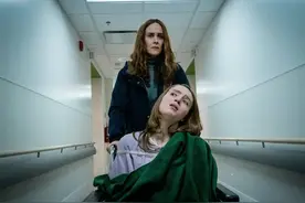 《逃跑》这部电影，母亲为了自己一己私欲，竟让女儿吃毒药图片