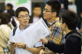大学生就业前10大选择：教育与建筑受青睐，信息传输业“钱途”好图片
