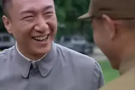 红军战士想吃鱼用手榴弹炸鱼，捞鱼捞出一个人，一问身份真是大鱼图片