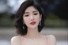 毛晓彤的身材太让人着迷了，穿紧身裙展示肉感身材，太惹眼吸睛了图片