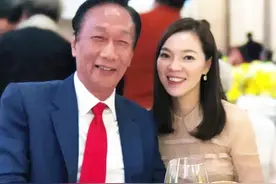 郭台铭娇妻曾馨莹秀恩爱，和老公差24岁依然甜美无间，打算拼四胎图片