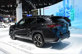 丰田皇冠陆放：最低配都有隔音玻璃，5.3L油耗喝92号油的中型SUV图片