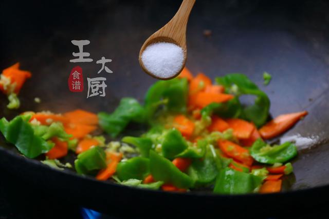 溜肥肠的家常做法，香而不腻，没有异味，下酒下饭都不错
