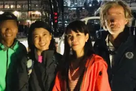 香港首富李嘉诚52岁儿媳罕露面，素颜无细纹，衣着朴素不像阔太图片