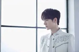 女粉丝当众表白：我想睡你，王一博三字回怼，网友：你怎么想的？图片