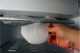 冰箱结冰太厚不要铲！只需一个空瓶就搞定，冰块哗哗往下掉图片