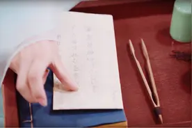 男子清理母亲遗物时发现“藏宝图”，研究许久后，被一老妇人破译图片