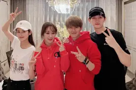 肖战张一山负责提裙子，李现帮忙领奖杯，杨紫的异性缘真是太好了图片