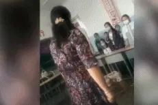 “没收到礼物就辱骂学生”，这样的老师让多少人窒息过？图片