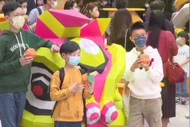 记者Vlog丨香港中环“醒狮”纸艺点亮街头图片