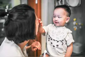 奶奶带娃3个月，却致1岁宝宝变“脑瘫”，医生：这种错误别再犯了图片
