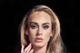 33岁女歌手阿黛尔，通过控制饮食减肥成功，如今拥有苗条身材图片