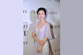 颜丹晨气质真不错，穿浅紫色薄纱裙唯美浪漫，挺拔的身材很吸睛图片