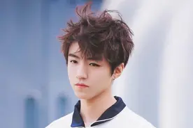 别人穿袜子都是穿在裤子里，唯独王俊凯例外，套在裤子外意外好看图片