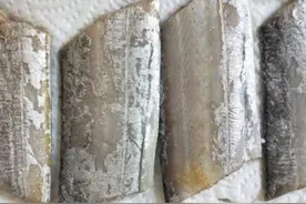 做带鱼时，直接清洗可不对，多加一勺它泡一下，洗得干净没腥味图片