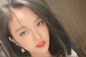 火箭少女吴宣仪深夜晒近照，秀发齐肩热裤性感，网友直呼辣眼睛图片