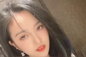 火箭少女吴宣仪深夜晒近照，秀发齐肩热裤性感，网友直呼辣眼睛图片