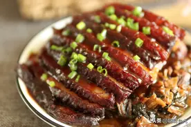 过年做梅菜扣肉，谨记“1炸2泡3蒸”，扣肉红润油亮，香而不腻图片
